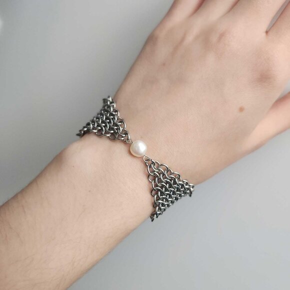 Dainty classic medieval silver chainmail bracelet with a real pearl - Picture 8 of 9